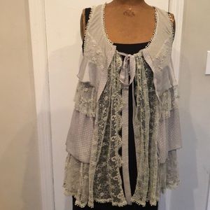 Tiered lace sleeveless vest